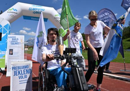 Čez dvesto kamniških otrok in športnikov s ponosom sprejelo in poneslo slovensko baklo (26)